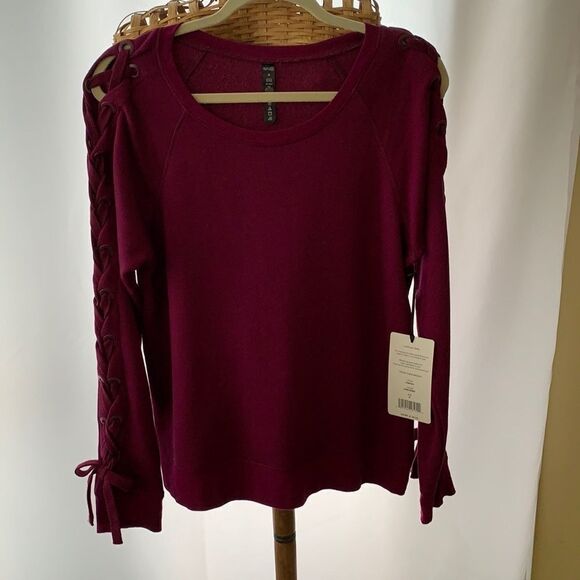 Reflex medium long sleeve and unique sweatshirt. Scoop neck and shoelace sleeves - Picture 1 of 9